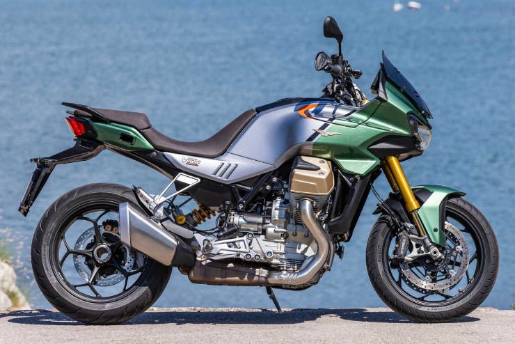5. Moto Guzzi V100 Mandello S có thiết kế thông minh, bắt mắt, trang bị động cơ 1042cc, đạt vận tốc tối đa 153 mph (246,23 km/h).&nbsp;
