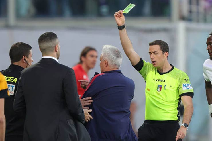 Mourinho cho rằng cầu thủ của Roma đã bị phía Fiorentina phạm lỗi trong tình huống dẫn tới bàn gỡ hòa của Luka Jovic, nhưng thay vào đó ông bị rút thẻ vàng