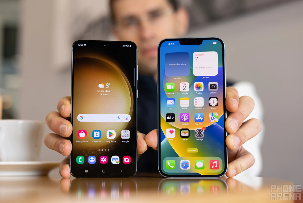 Galaxy S23+ và iPhone 14 Plus.