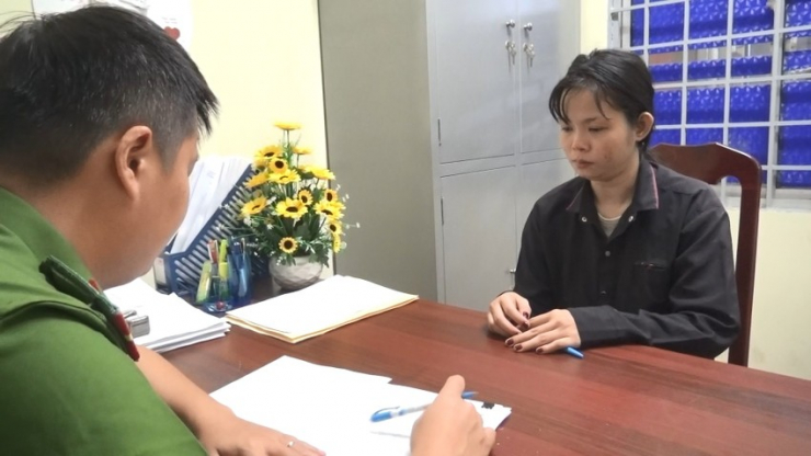 Người mẹ trẻ đánh con ruột của mình trong cơn say. Ảnh: LÊ ÁNH