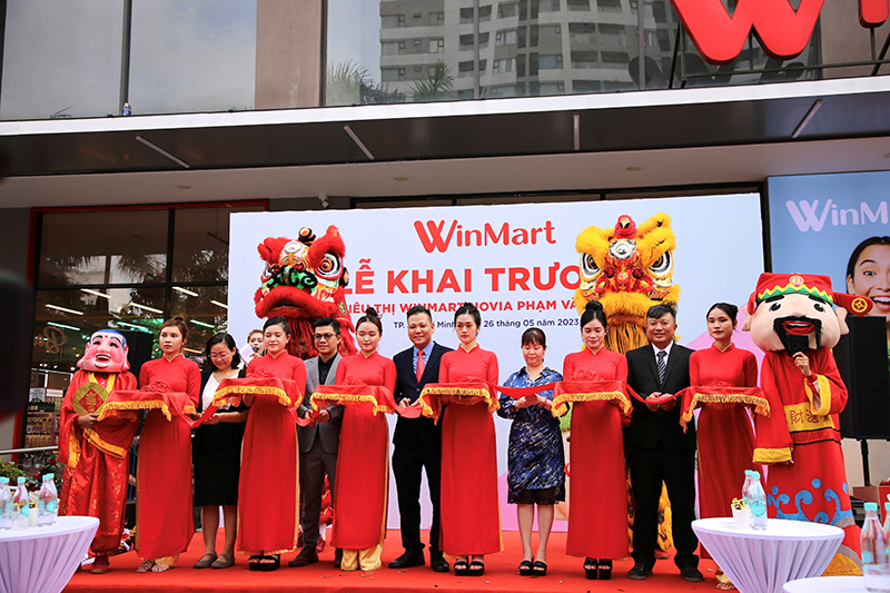 Lễ cắt băng khai trương siêu thị