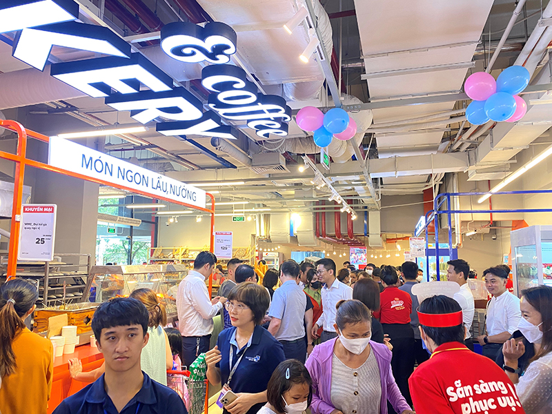 Khách hàng mua sắm rất đông trong ngày đầu khai trương