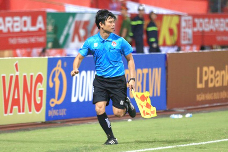 Trợ lý trọng tài Nguyễn Thành Sơn và pha bắt việt vị sai khiến đội “yếu” SL Nghệ An mất oan bàn thắng hợp lệ. Ảnh: CTP