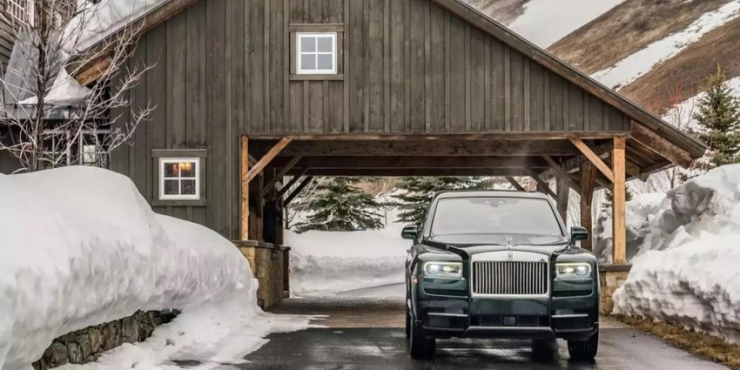 Rolls Royce Cullinan 2023 giá hơn 8,3 tỉ đồng. Ảnh: Motorbiscuit.