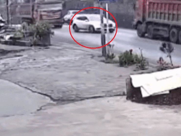 Clip: Lái xe con vượt ẩu, gặp nạn liên hoàn khi đụng toàn hàng khủng
