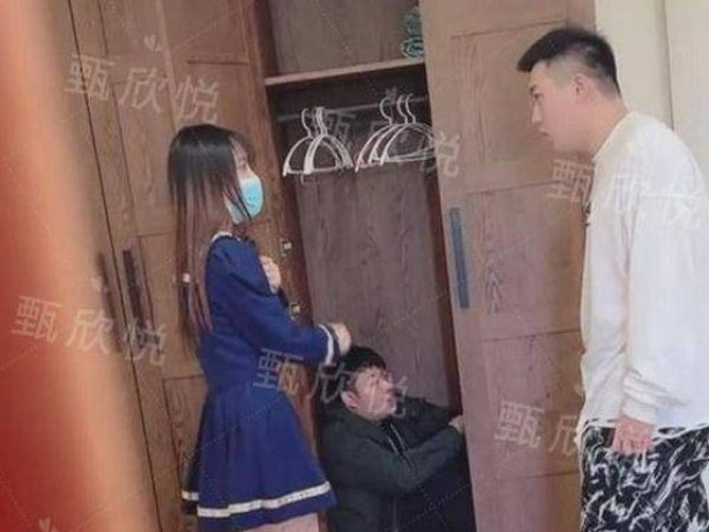 Bạn gái lo lắng nhìn chằm chằm tủ quần áo, chàng trai sốc nặng khi mở ra xem