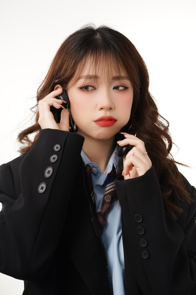 Vũ Việt Hà (sinh năm 2002) quê ở Phú Thọ, đang là sinh viên năm ba, khoa NN&VH Pháp tại Trường Đại học Ngoại Ngữ - Đại học Quốc gia Hà Nội.