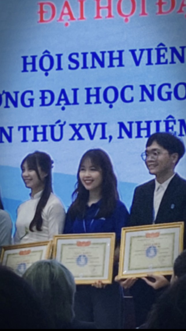 Ngoài việc tích cực tham gia các hoạt động thiện nguyện, hoạt động ngoại khóa, Việt Hà cũng quan tâm tới việc học và từng được học bổng khuyến khích học tập của trường.