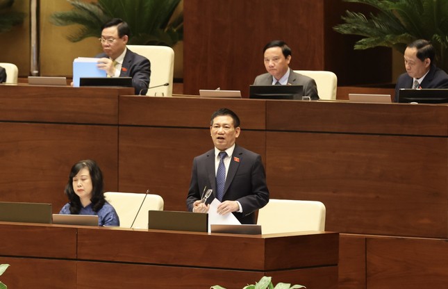 Bộ trưởng Bộ Tài chính Hồ Đức Phớc trao đổi tại nghị trường Quốc hội. Ảnh: Như Ý.