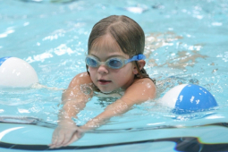Bạn trẻ - Cuộc sống - Cách dạy con bơi ở bất kỳ độ tuổi nào, cha mẹ nào cũng cần biết