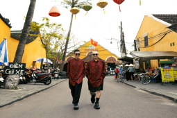 Thời trang - NTK Vũ Ngọc & Son tổ chức show thời trang tại chợ Hội An gần 200 năm tuổi