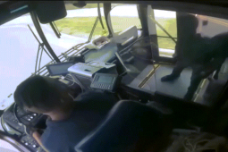 Thế giới - Mỹ: Thanh niên rút súng đe dọa, tài xế xe bus phản ứng như phim hành động khi đang lái xe