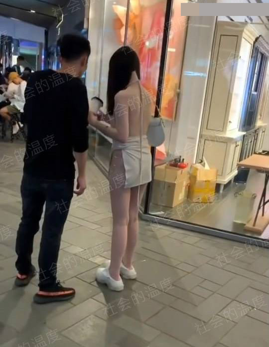 Cô nàng mặc váy xẻ cao đến eo gây chú ý khi đi dạo trung tâm thương mại cùng bạn trai - 3