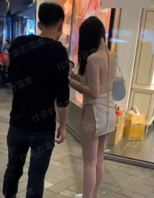 Cô nàng mặc váy xẻ cao đến eo gây chú ý khi đi dạo trung tâm thương mại cùng bạn trai - 2