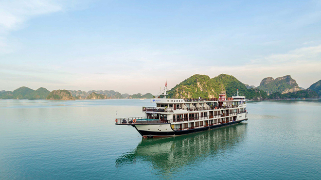 Tàu Blue Diamond - Một trong những sản phẩm du lịch 5* của Crystal Holidays.