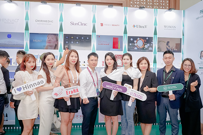 TS.BS Nguyễn Thế Vỹ (giữa) cùng khách hàng ghé thăm gian hàng Ipretty Group