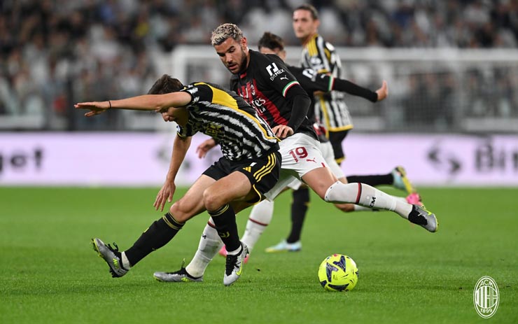 AC Milan (áo đỏ đen) giành chiến thắng quan trọng trước Juventus