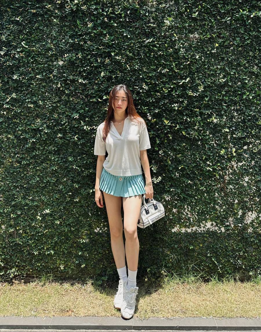 Lương Thùy Linh mặc váy siêu ngắn, khoe chân dài 1,22m.