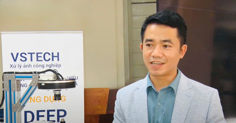 Giám đốc VSTech - ông Lê Sĩ Toàn chia sẻ các phần mềm xử lý ảnh công nghiệp của VSTech đã chứng minh sự hiệu quả, ổn định và linh hoạt ở nhiều dự án lớn, các doanh nghiệp khi áp dụng sẽ giúp cắt giảm ngay rất nhiều chi phí sản xuất và tăng giá trị, chất lượng sản phẩm.