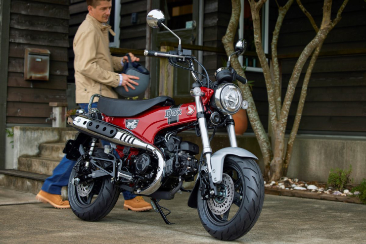 2.&nbsp;Honda ST125 Dax có thiết kế độc đáo, trang bị khá 'sốc'. Xe có phanh đĩa và ABS (chống bó cứng phanh), động cơ vận hành cực kì linh hoạt trong môi trường đường phố.&nbsp;