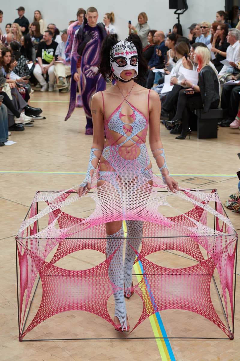 Triển lãm này dự đoán trước tương lai của thời trang Anh quốc - 9