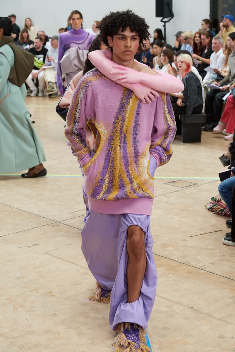 Triển lãm này dự đoán trước tương lai của thời trang Anh quốc - 5