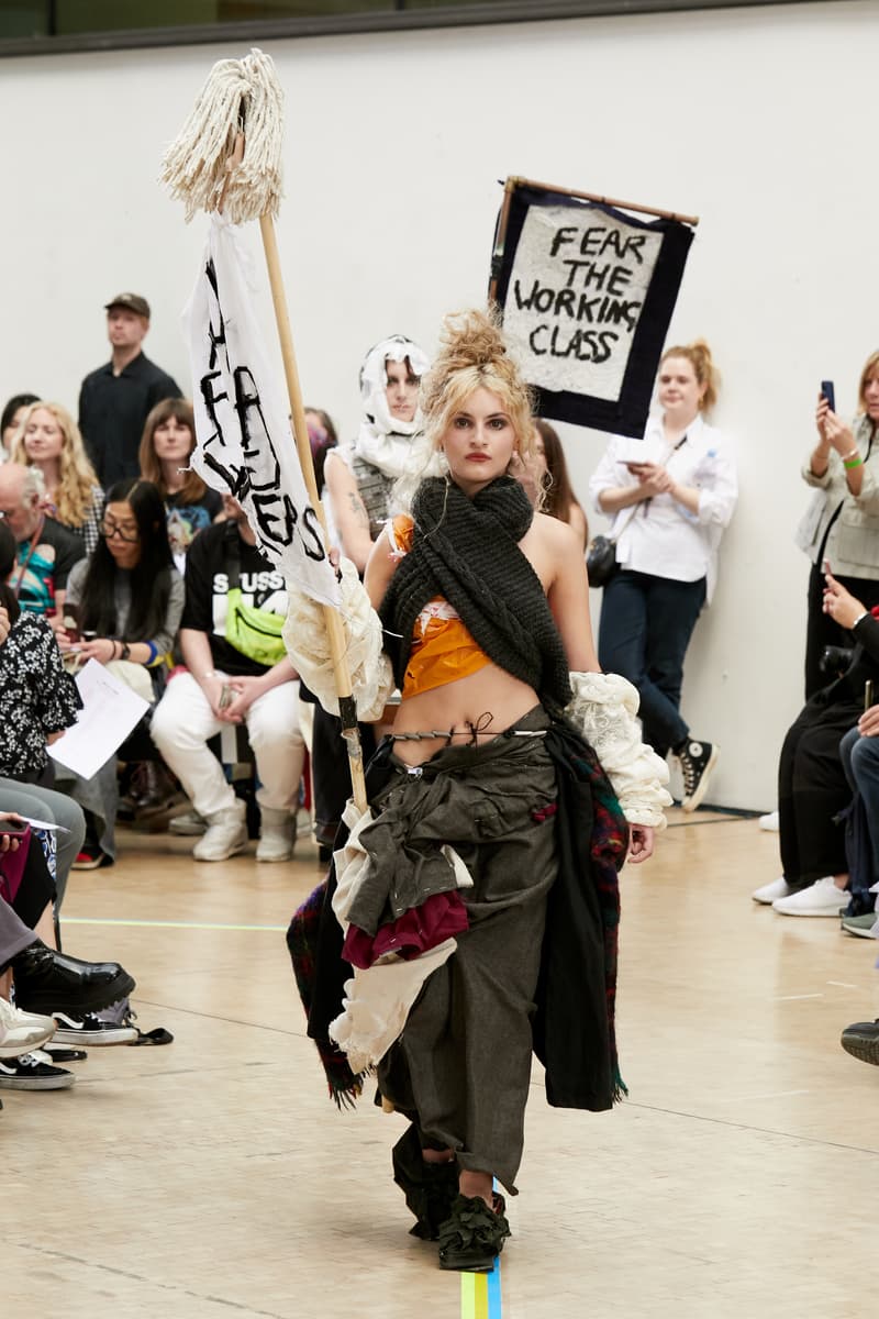 Triển lãm này dự đoán trước tương lai của thời trang Anh quốc - 16