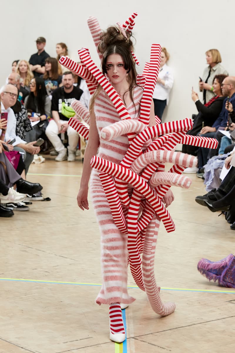 Triển lãm này dự đoán trước tương lai của thời trang Anh quốc - 12