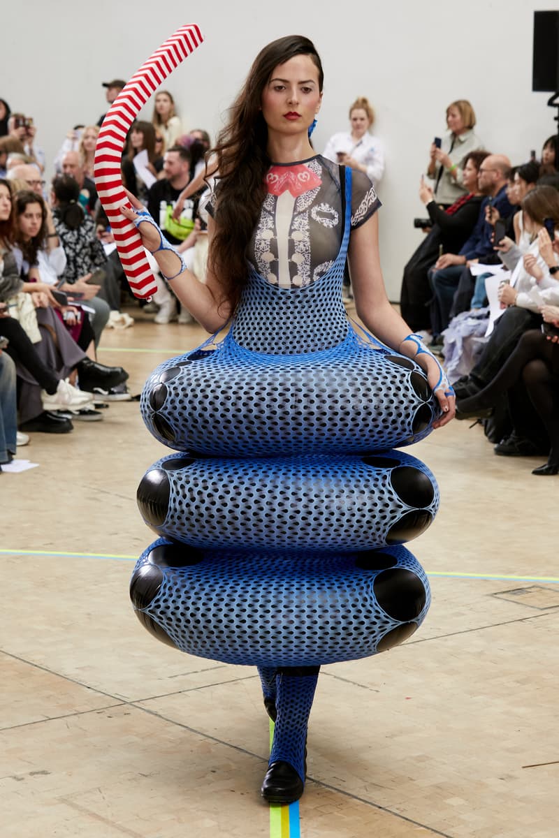 Triển lãm này dự đoán trước tương lai của thời trang Anh quốc - 11