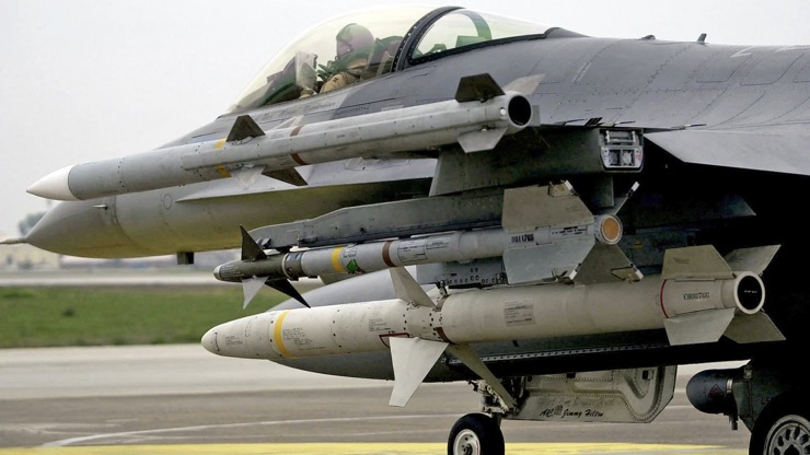 Chiến đấu cơ F-16 có thể mang theo nhiều loại tên lửa khác nhau, bao gồm tên lửa đối không tầm xa AIM-120.