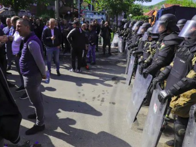 Thế giới - Đụng độ lớn ở Kosovo, hàng chục binh sĩ NATO bị thương, Serbia báo động quân đội