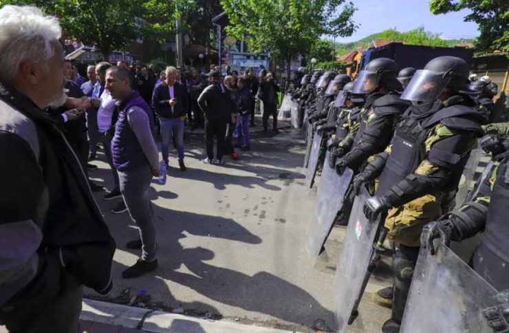 KFOR bảo vệ tòa nhà hành chính của thị trấn Zvecan, phía Bắc Kosovo, ngày 29-5. Ảnh: AP