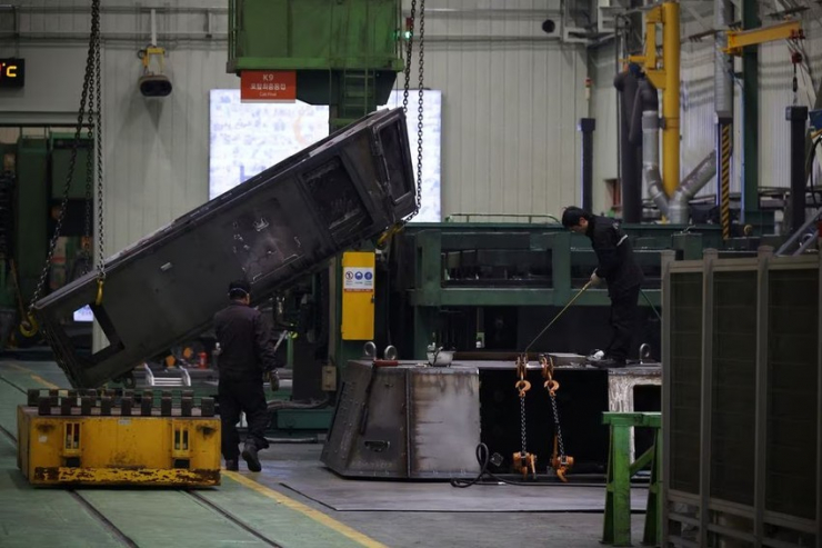 Các kỹ sư của công ty Hanwha Aerospace đang làm việc trên một bộ phận của lựu pháo tự hành K-9 tại nhà máy ở TP Changwon (HQ) ngày 16-3. Ảnh: REUTERS