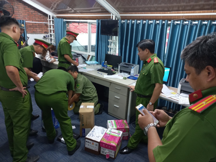 Công an thu giữ nhiều tài liệu, tang vật tại các phòng khám để điều ra