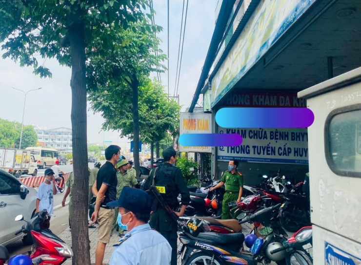 Lực lượng chức năng tại phòng khám để khám xét