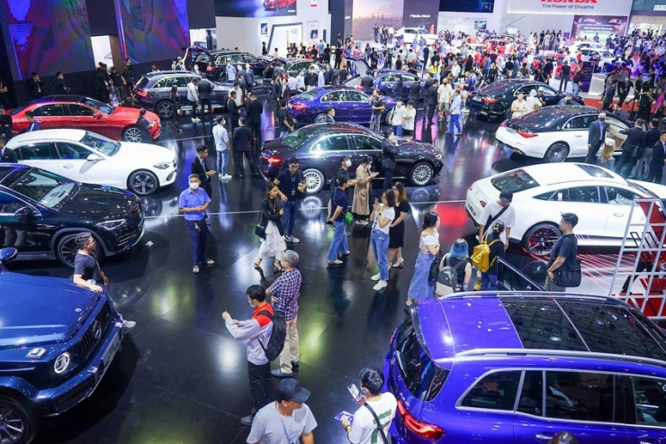 Thị trường ô tô ảm đạm, xe nhập khẩu về Việt Nam giảm mạnh.