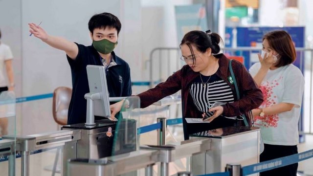 Hành khách tự nguyện làm thủ tục sinh trắc học tại sân bay Phú Bài (Thừa Thiên Huế). Nguồn: Cục Hàng không