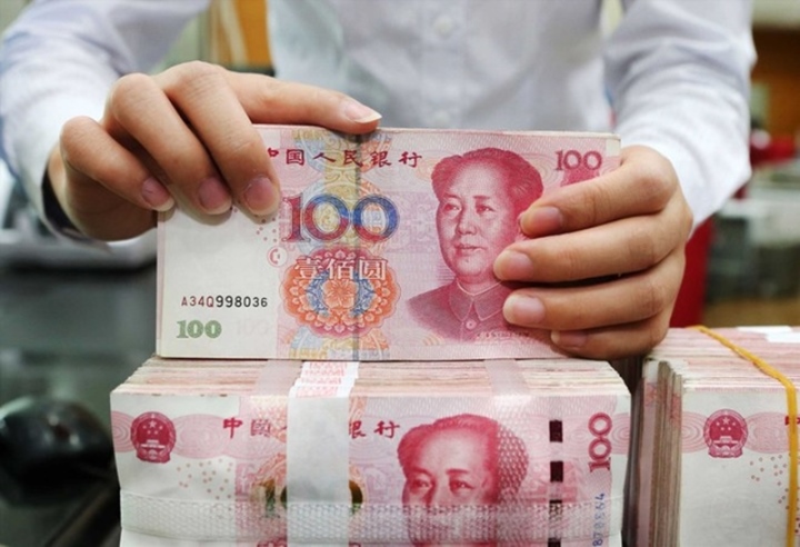 Hai cha con phát hiện cọc tiền lớn rơi trên đường trong lúc đi dạo. Ảnh minh họa: Sina