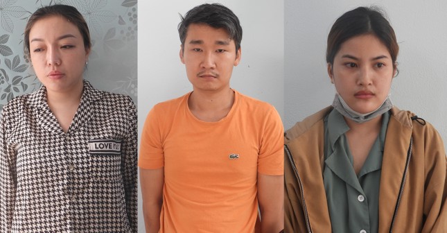  Trần Thị Hương Thảo, Nguyễn Đặng Hùng và Bùi Thị Thanh Thảo (từ trái qua) tại cơ quan công an.  