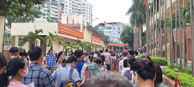 Người dân xếp hàng, chờ đợi bốc thăm may rủi mua nhà ở xã hội NHS Trung Văn (quận Nam Từ Liêm, Hà Nội).