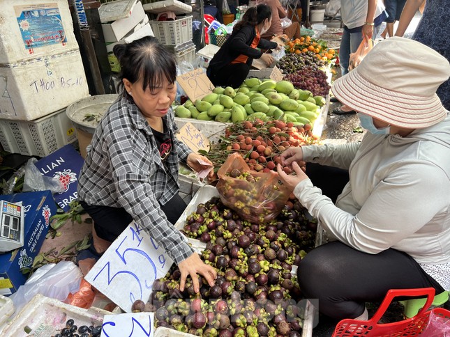 Khoảng gần một tuần nay, măng cụt chín bắt đầu đổ về nhiều chợ ở TPHCM. Tiểu thương kinh doanh trái cây đều bổ sung mặt hàng này phục vụ nhu cầu thực khách. Một tiểu thương tại chợ Bàn Cờ (quận 3) cho biết, chị chủ yếu bán măng cụt bi (còn gọi là măng cụt lão, không hạt) với giá chỉ 35.000 đồng/kg. "Khách mua rất nhiều, có ngày tôi nhập gần 50.000 kg vẫn không đủ bán. So với măng cụt xanh giá gần 80.000 đồng/kg cách đây một tháng thì măng cụt chín hiện có giá rẻ hơn gần một nửa" - người bán nói.