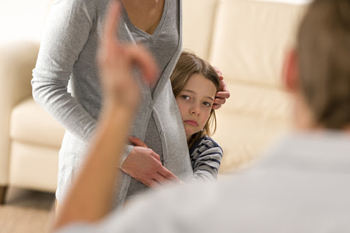 Các nhà khoa học đã phát hiện ra những đứa trẻ lớn lên từ gia đình có bố mẹ che chở thái quá thường thiếu tự tin và cũng thiếu tự trọng. Ảnh minh hoạ