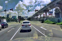 Ô tô - Clip: Ô tô "khôn lỏi" chen làn dừng đèn đỏ nhận kết đắng