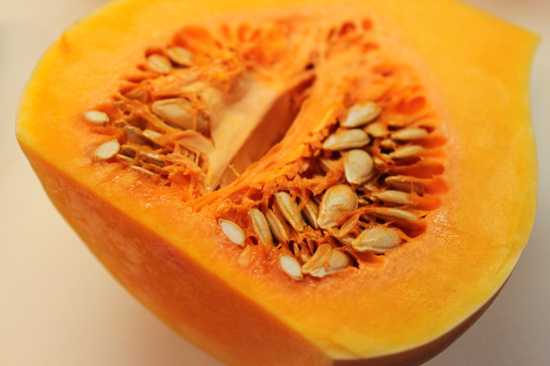 Từ lâu người dân các nước châu Âu đã sử dụng hạt bí đỏ như phương thuốc tự nhiên giúp giảm rối loạn tiểu tiện.