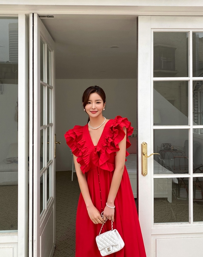 Cách diện màu đỏ giữa mùa hè oi bức - 4