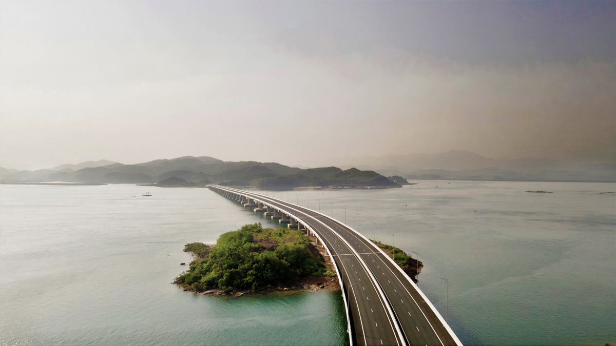 Có tổng chiều dài toàn tuyến khoảng 80km với tổng mức đầu tư ban đầu hơn 12.000&nbsp;tỷ đồng (chưa bao gồm chi phí giải phóng mặt bằng), cao tốc Vân Đồn – Móng Cái (Quảng Ninh) là một trong những tuyến cao tốc hiện đại, đẹp nhất Việt Nam.