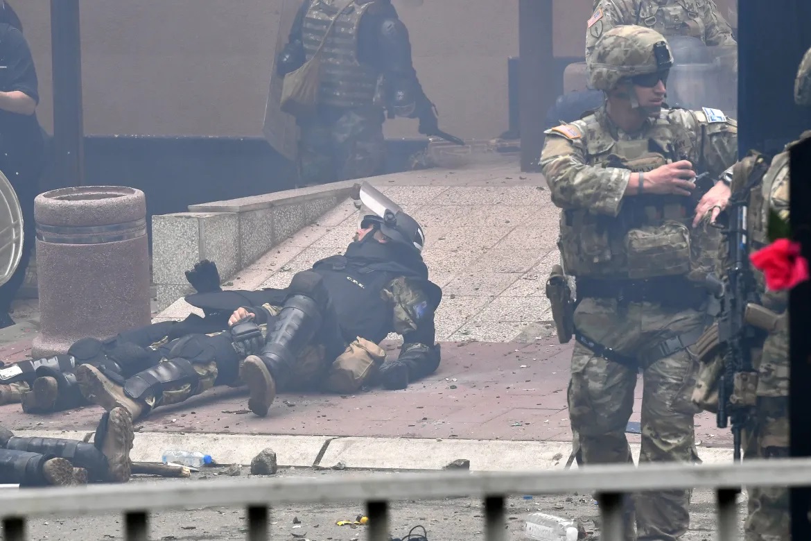 Binh sĩ thuộc lực lượng gìn giữ hòa bình NATO bị ngã khi đụng độ với người biểu tình ở Kosovo (ảnh: Reuters)