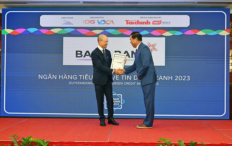 Phó Tổng Giám đốc BAC A BANK Chu Nguyên Bình nhận giải&nbsp;