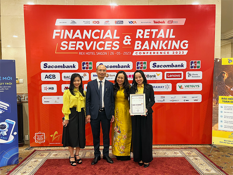 Đại diện Ban điều hành BAC A BANK cùng Giám đốc các chi nhánh tại TP.HCM chung vui