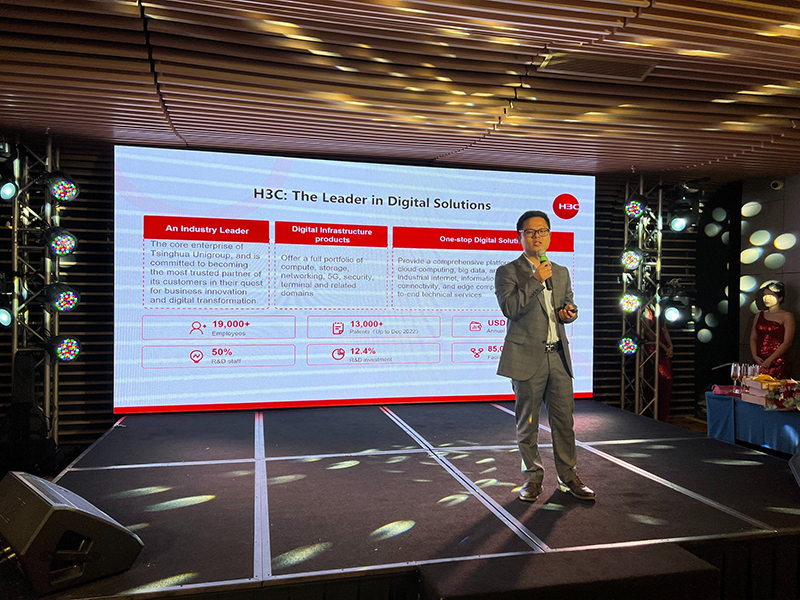 Ông James Xu thuyết trình về quá trình phát triển của H3C